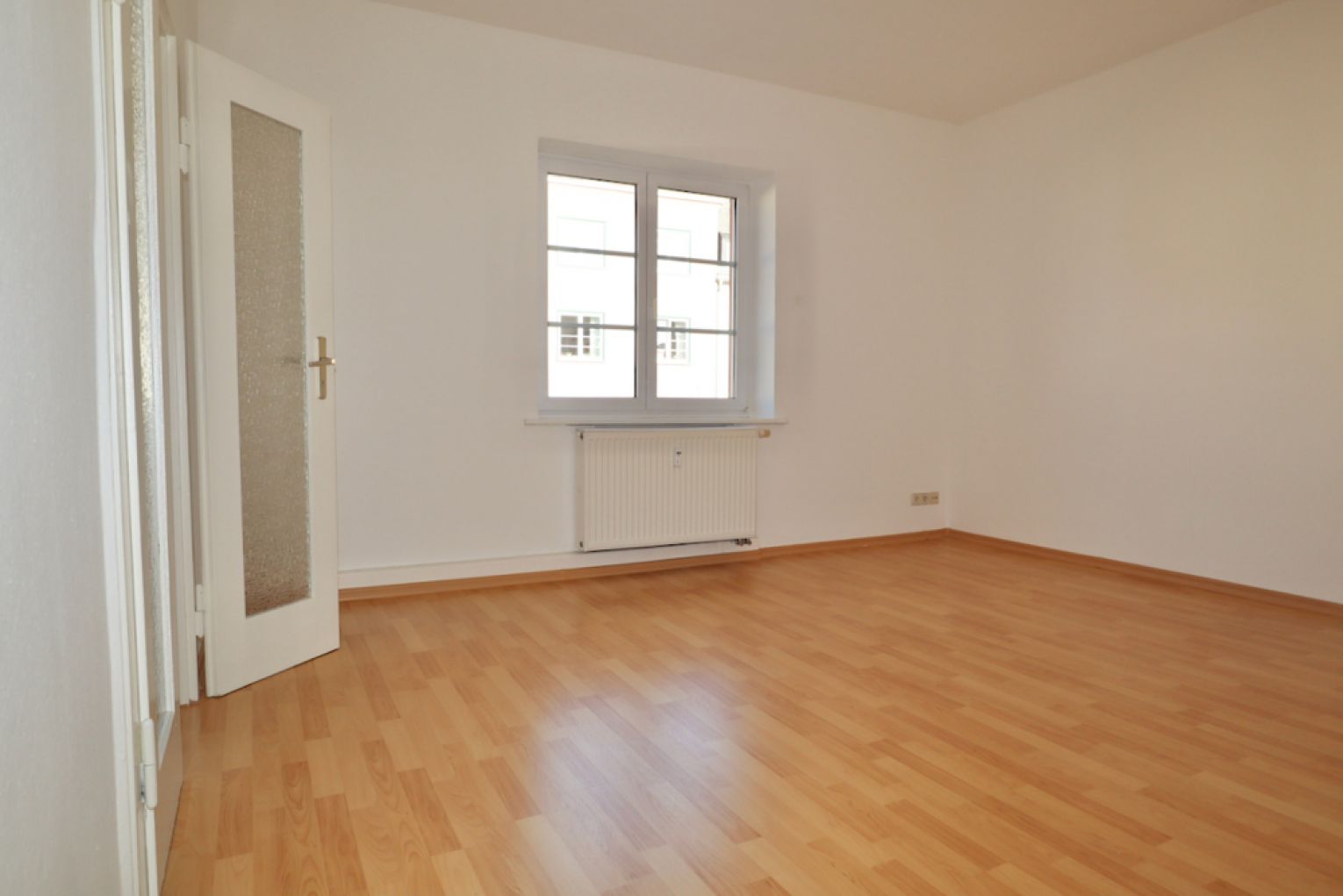 Kaßberg • 3-Zimmer • Sonnenbalkon • Tageslichtbad • Laminat • Einbauküche • Stellplatz • Anschauen!?