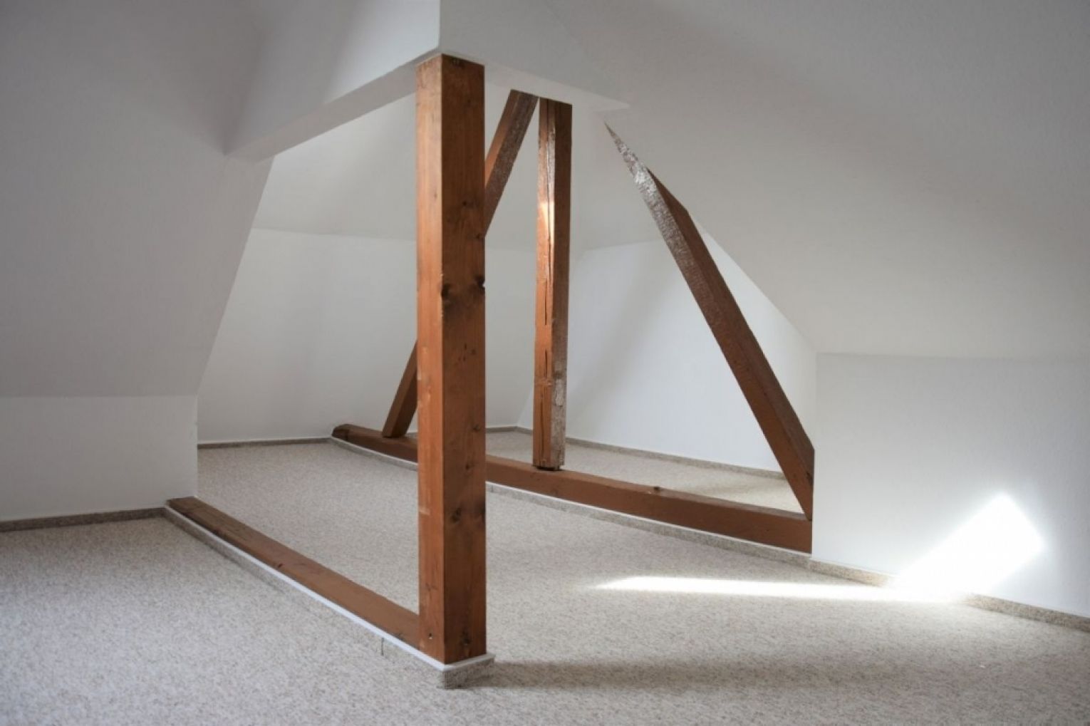 3-Zimmer • Individuell • Maisonette • Bad mit Dusche • Laminat • sichtbare Dachbalken • jetzt mieten