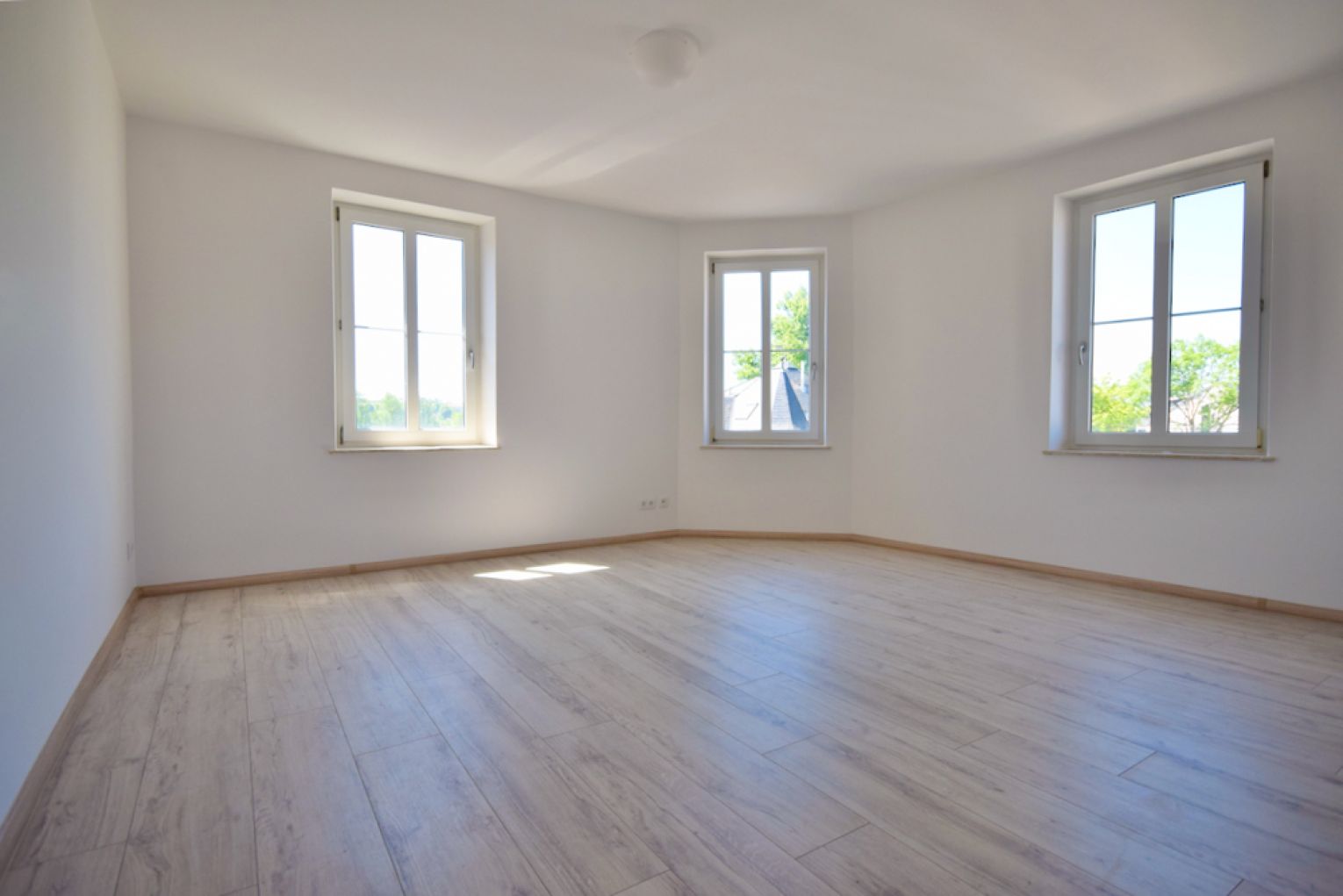 4-Zimmer • Balkon • Kaminofen • Bad mit Fenster+Dusche+Wanne • Smarthome • Fussbodenheizung • Miete!