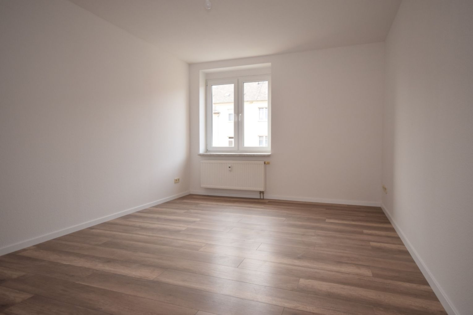 TOP • Laminat • 5-Zimmer • Laminat  • 2 Bäder mit Wanne & Fenster • gleich anschauen • Chemnitz