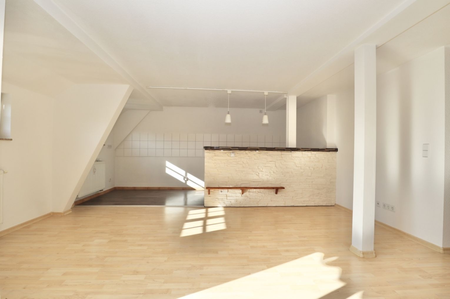 EIGENNUTZER AUFGEPASST ! • 3-Raum Wohnung • Dachgeschoss • offene Küche • Stellplatz • in Chemnitz •