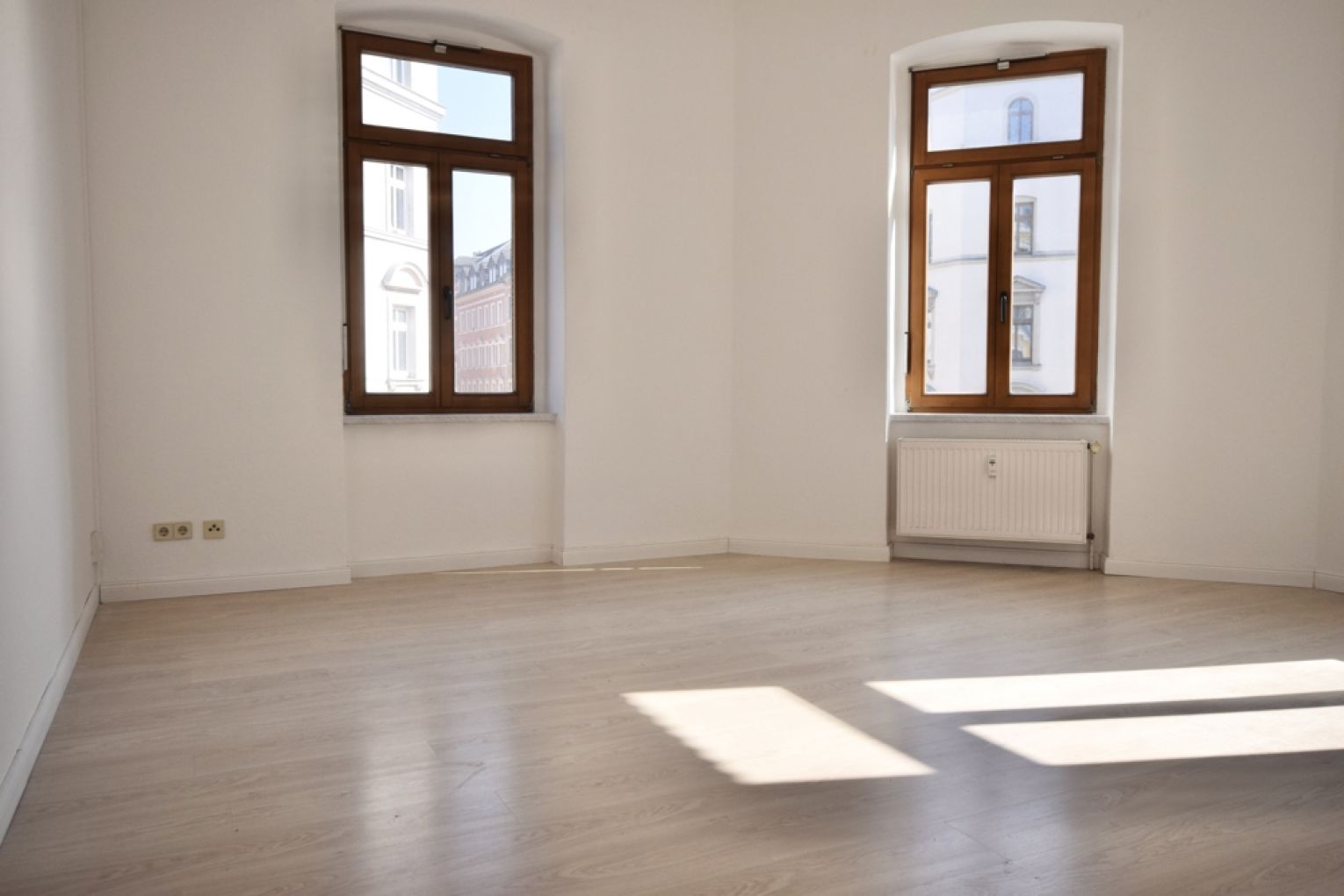 2 Zimmer • Bad mit Fenster • Einbauküche • hell & sonnig • Haus mit Aufzug • Was will man mehr :-)