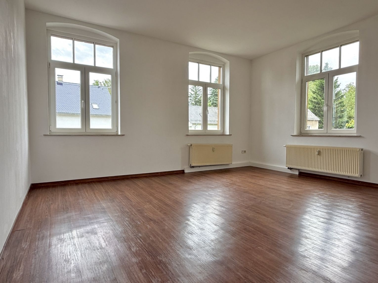 3-Zimmer • Runderker • Bad mit Fenster und Wanne • Laminat • Stadtvilla • Stellplatz