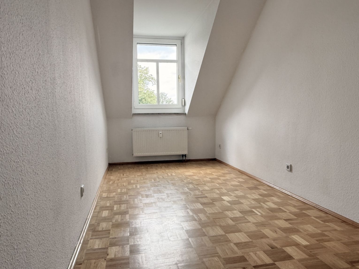 Kaßberg • 3 Zimmer • Balkon • Parkett • Bad mit Wanne • Aufzug • Dachgeschoss-Flair • Anschauen !?
