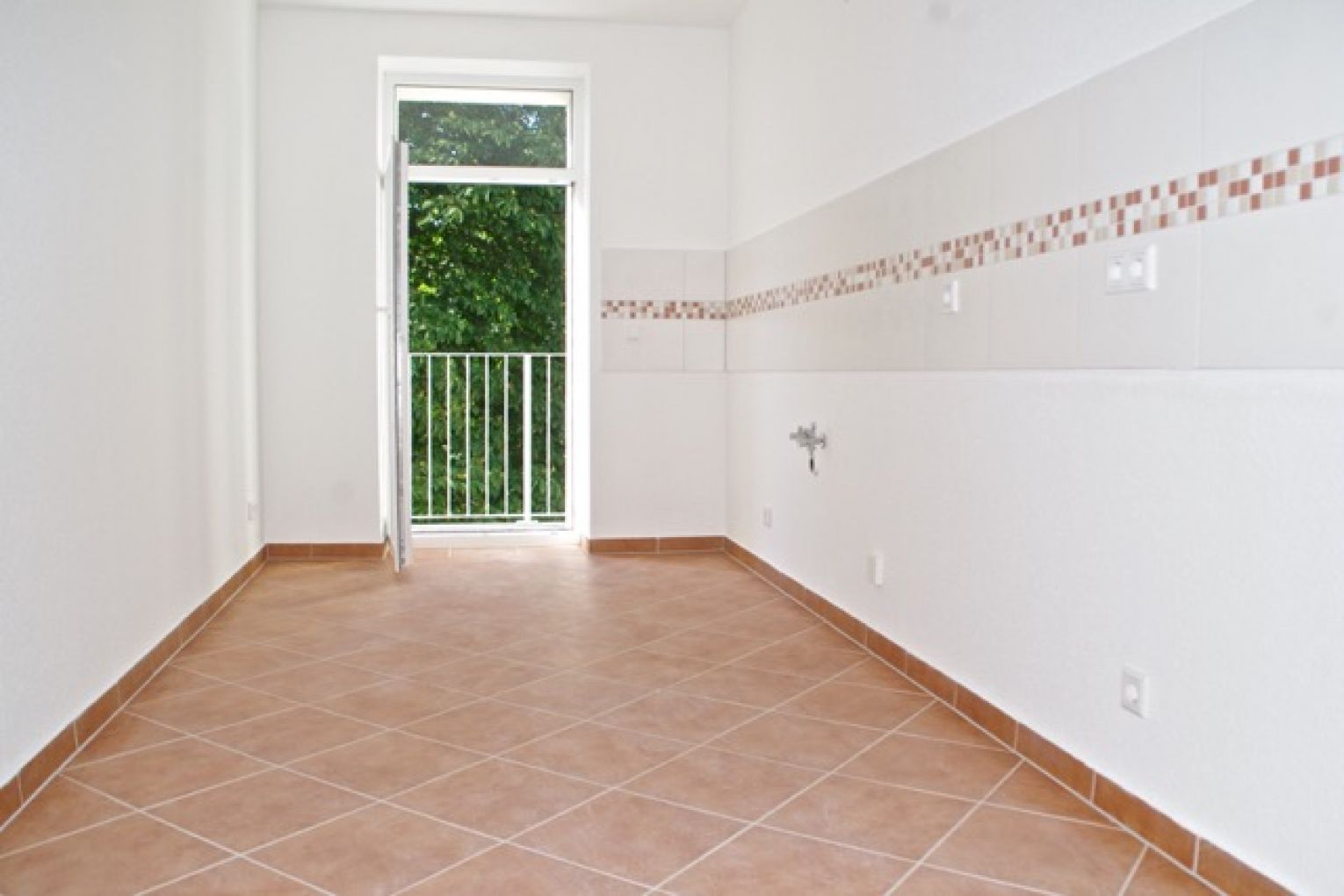 3-Zimmer • Dachgeschoss • Fussbodenheizung • Laminat • Stellplatz • Kaßberg • gleich anschauen?