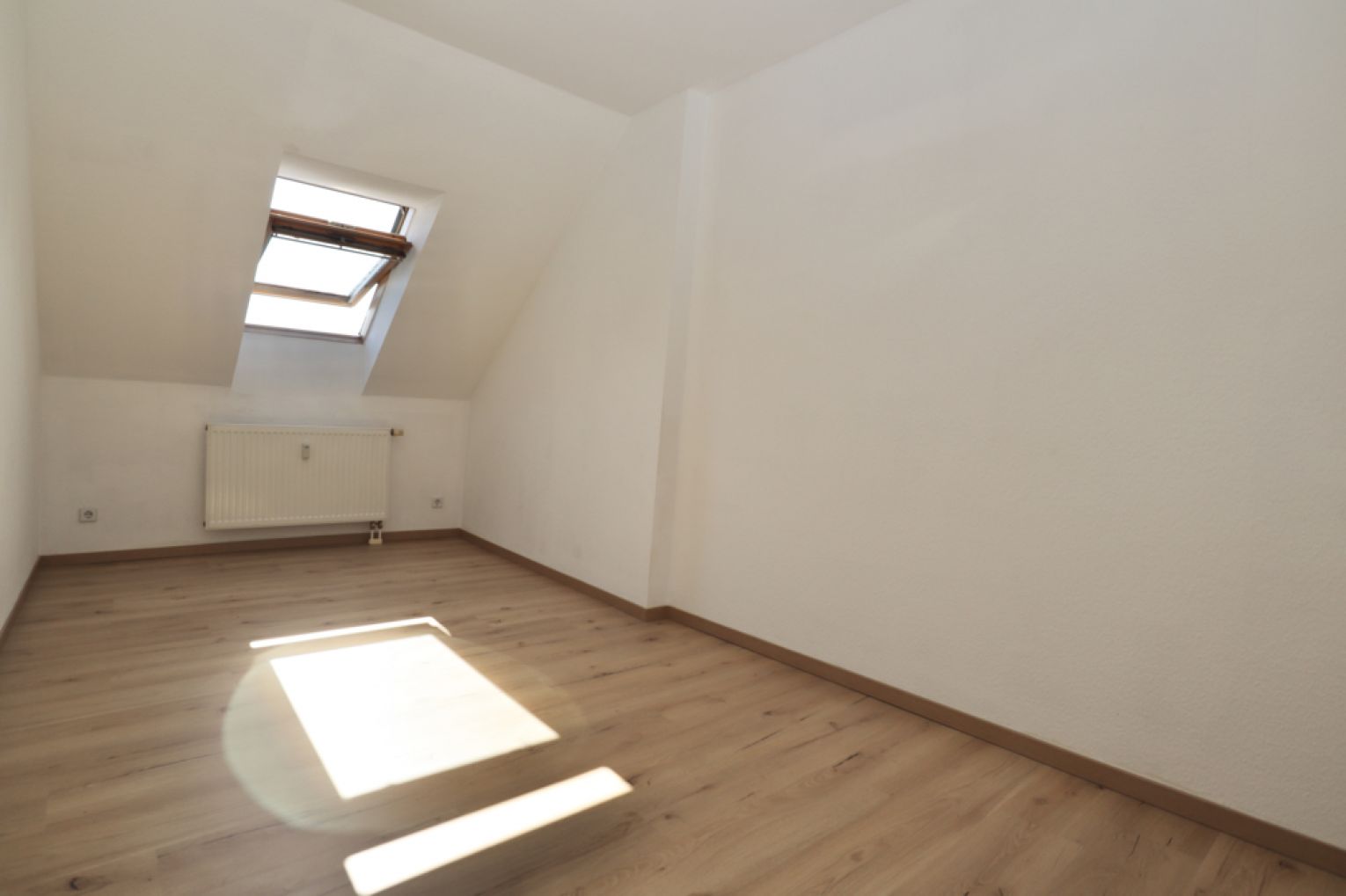 Dachgeschoss • Chemnitz • 2-Raum Wohnung • Schloßchemnitz • Südbalkon • Einbauküche • jetzt anrufen