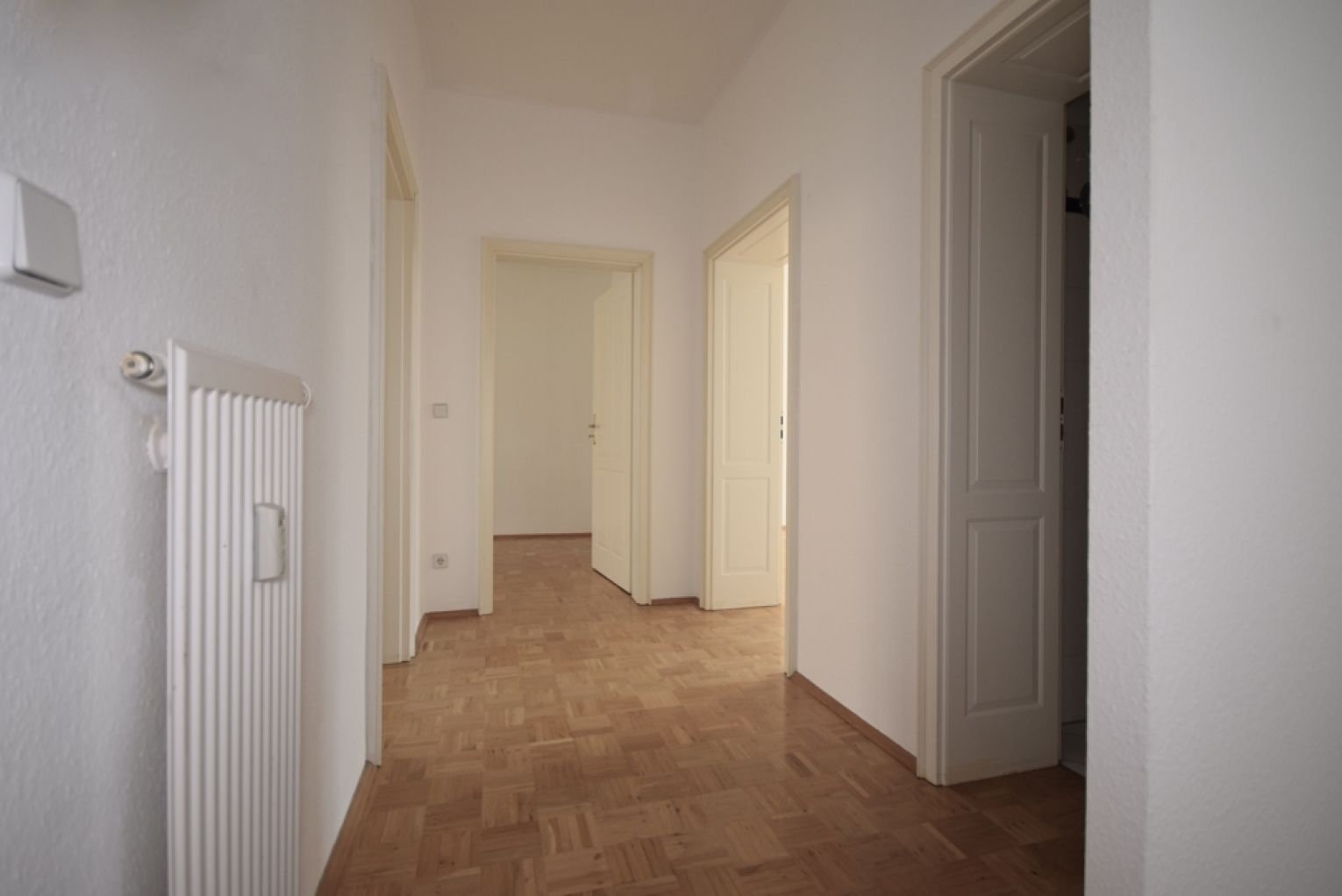3-Raum • Balkon • Parkett • hell und sonnig • Bad mit Wanne • Aufzug • sanierter Altbau • MEGA!