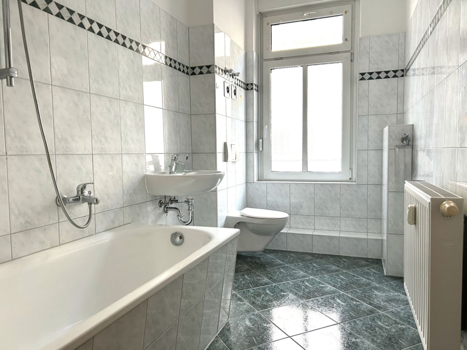 Chemnitz• Bernsdorf • 2 Zimmer • mit Balkon • Tageslichtbad • Stellplatz • schnell sein!