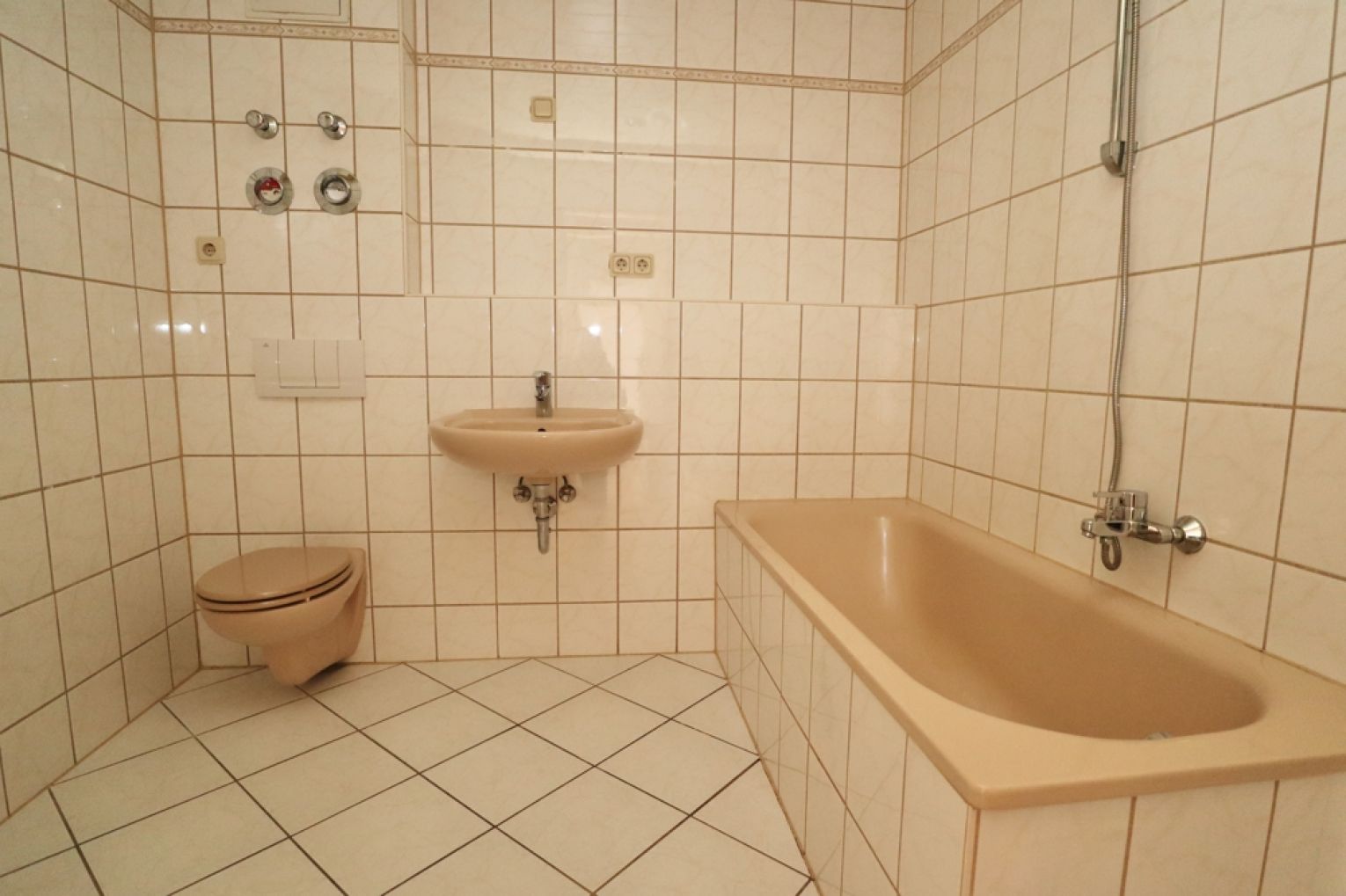 Dachgeschoss • Wanne • Einbauküche • 2-Raum Wohnung in Chemnitz • Zentrum • jetzt anrufen