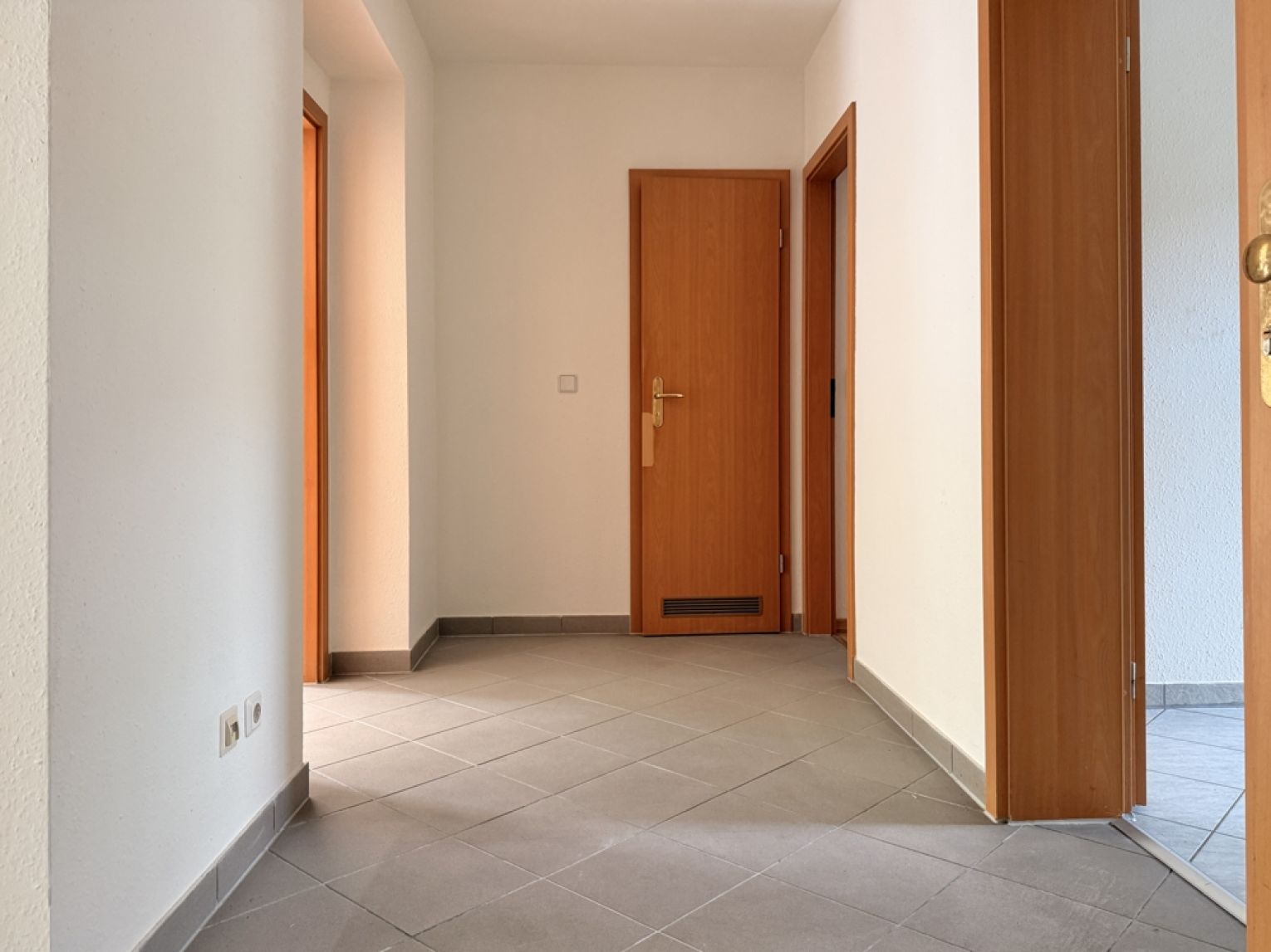 3-Zimmer-Hochparterre • Kassberg • Balkon • schickes Laminat • Bad mit Wanne •  • mal Anschauen !?