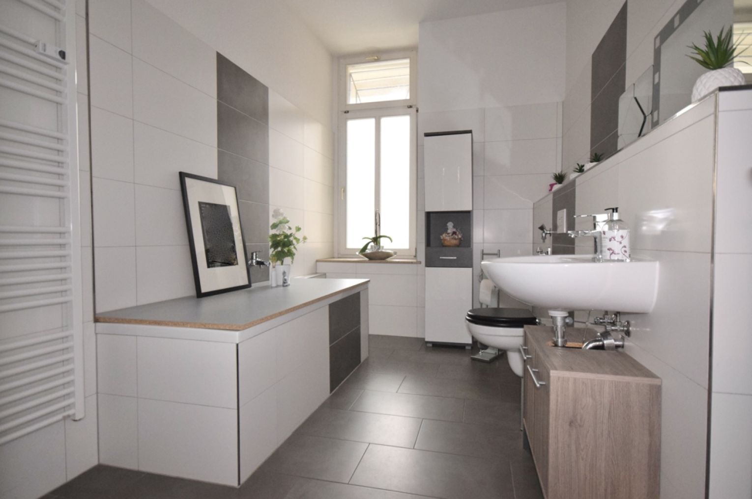 Tolles Ambiente • 5 Räume • Sanitäranlage mit Dusche • Stuck • Portaltüren • Kanzlei? • Büro?