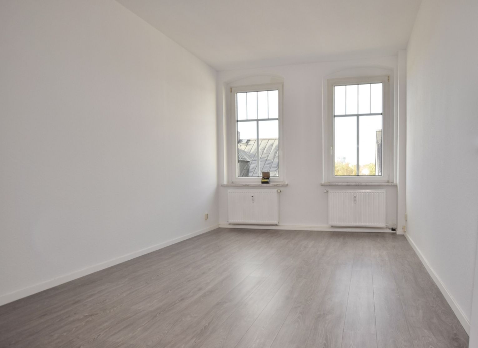 modernes Laminat • Tageslichtbad • Südbalkon • 2 Raumwohnung • Einbauküche