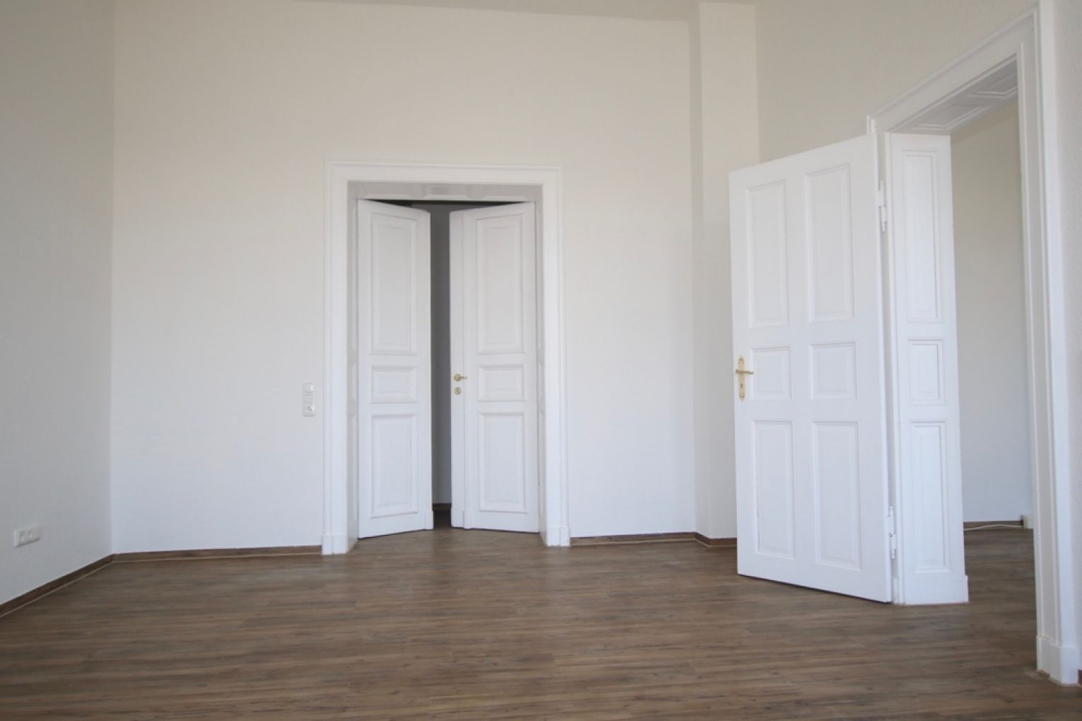 Tolles Ambiente • 5 Räume • Sanitäranlage mit Dusche • Stuck • Portaltüren • Kanzlei? • Büro?