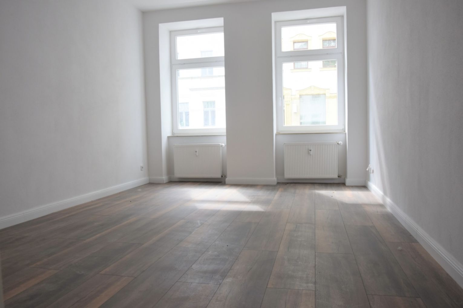 Tageslichtbad mit Wanne und Dusche • modernes Laminat • Abstellraum • Gartenmitbenutzung