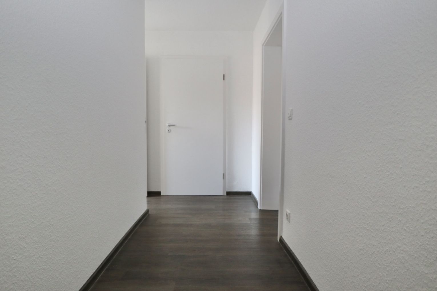 Einbauküche • 3 Zimmer • neues Laminat • Tageslichtbad • Miete • im Lutherviertel • jetzt anrufen