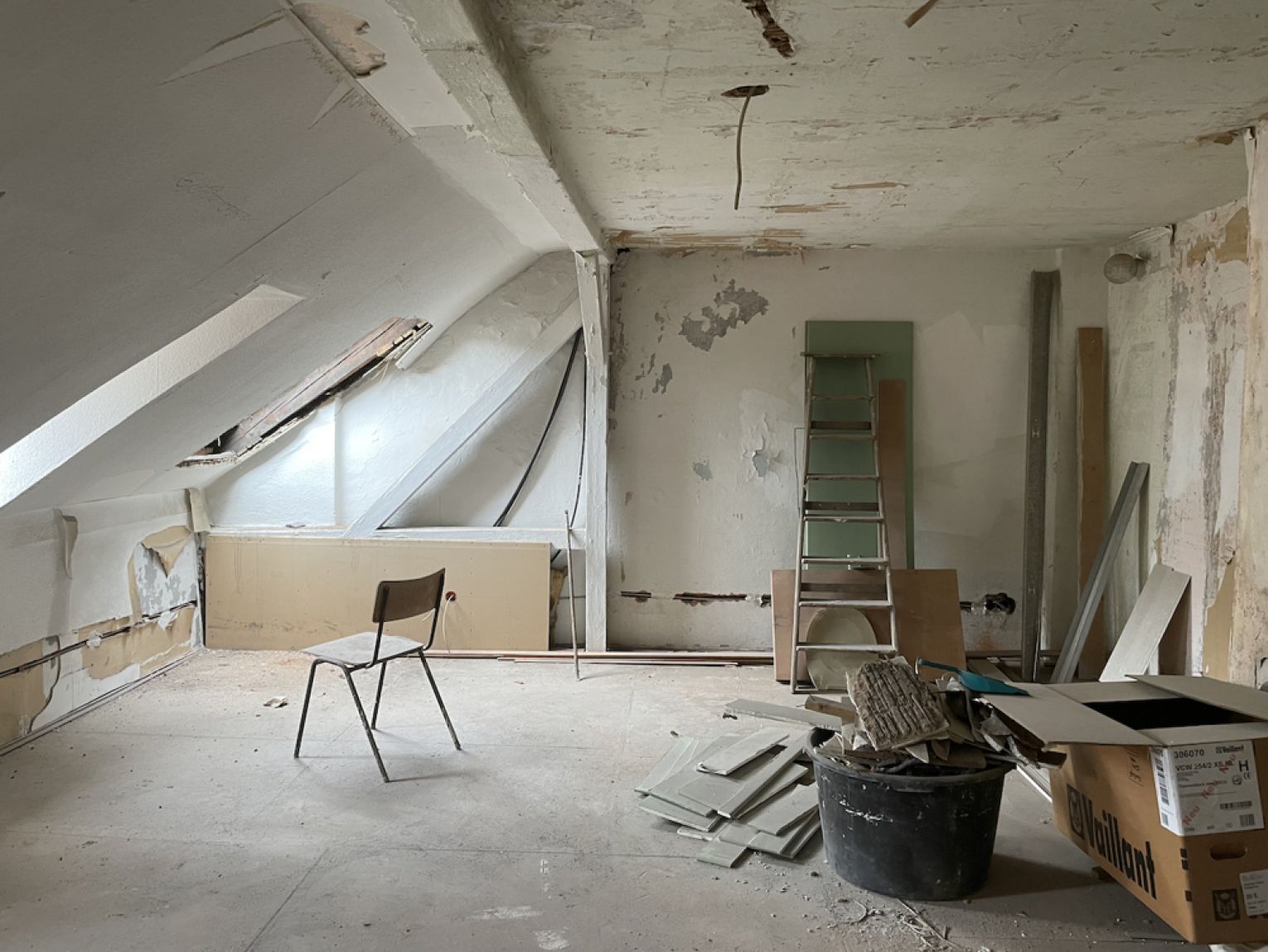 Wohnen und Gewerbe • solide Basis • DG zum Selbstausbau • 3 Wohnungen • Büro im Erdgeschoss • Passt!