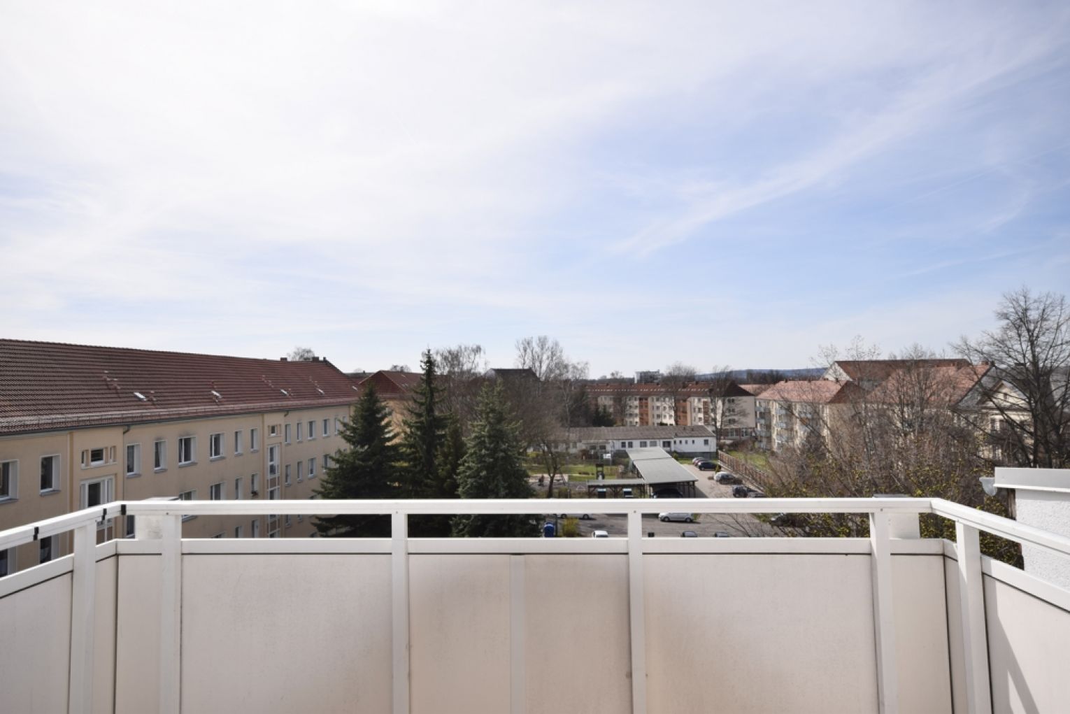 2 Zimmer • Balkon • Einbauküche • Bad mit Fenster und Wanne • Dachgeschoss • Laminat • mit Balken