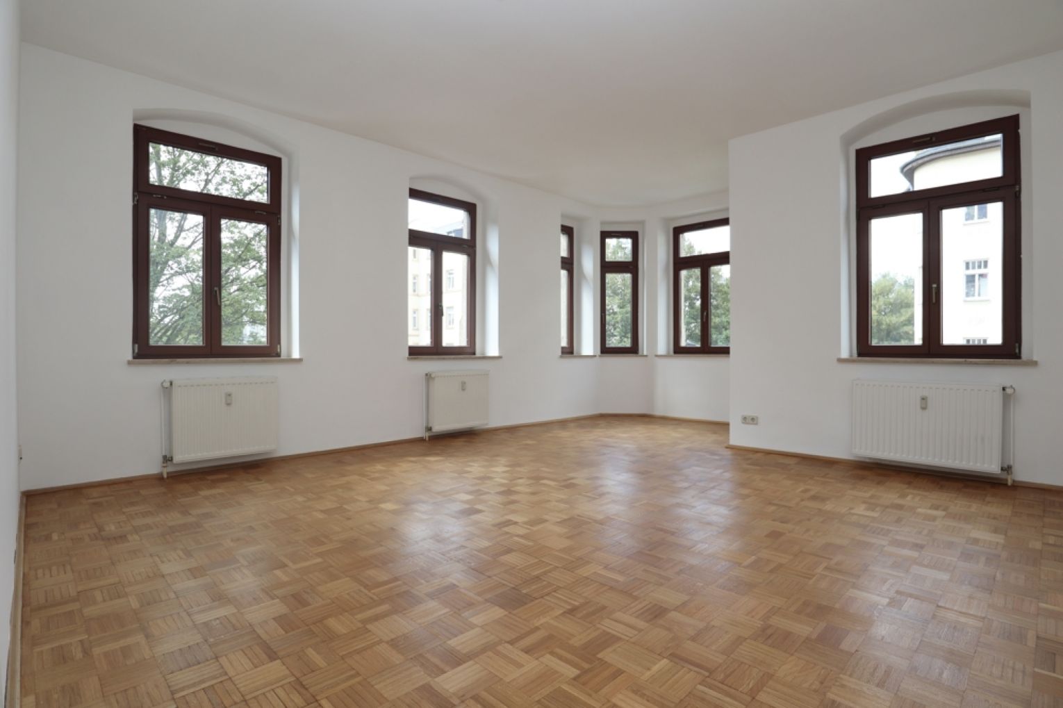 3-Raum Wohnung • 2 Bäder • Parkettboden • Kaßberg • zur Miete • große Räume • besichtigen