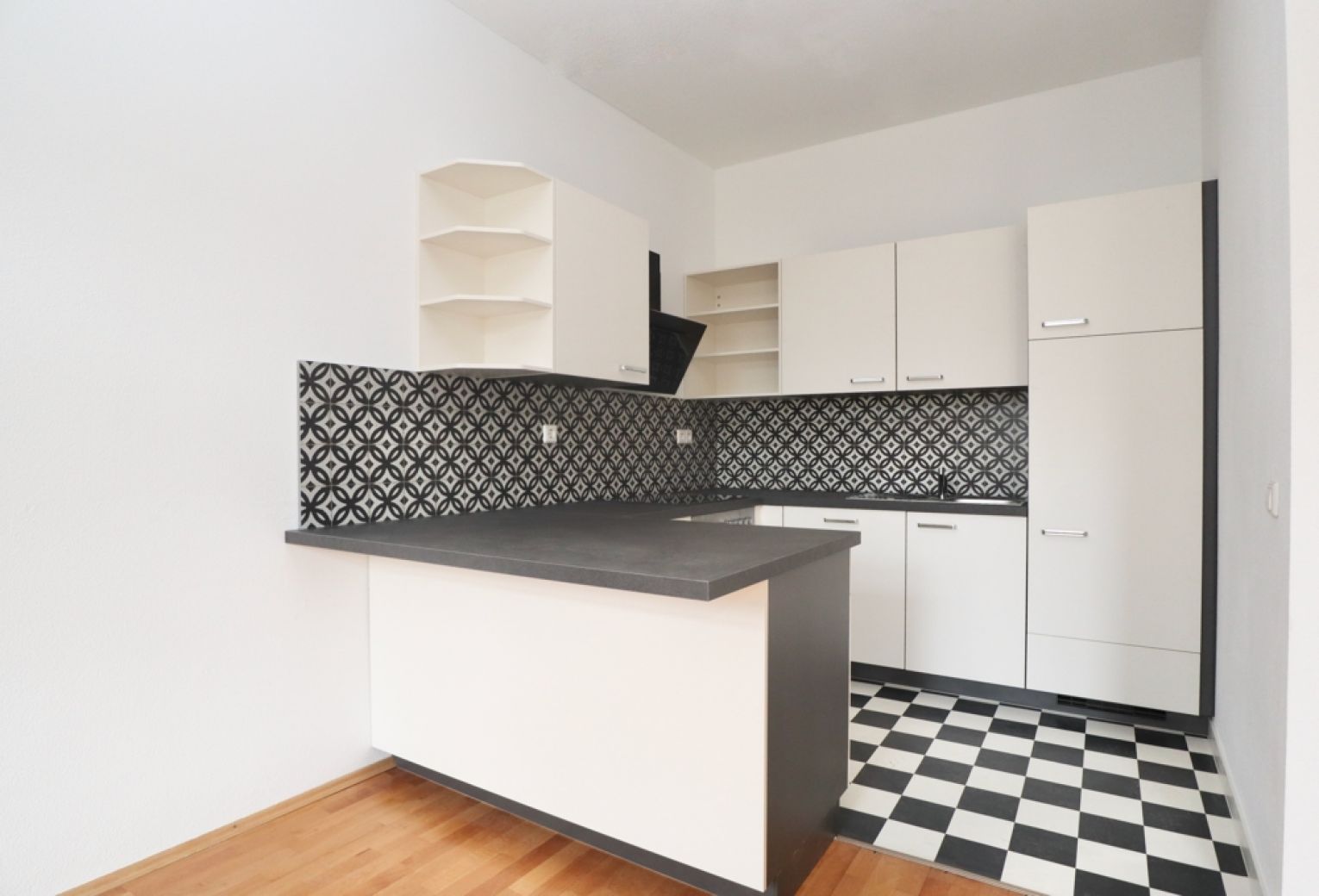2-Raum Wohnung in Chemnitz • Balkon • Wanne • Einbauküche • Kaßberg • jetzt anrufen • Gutschein