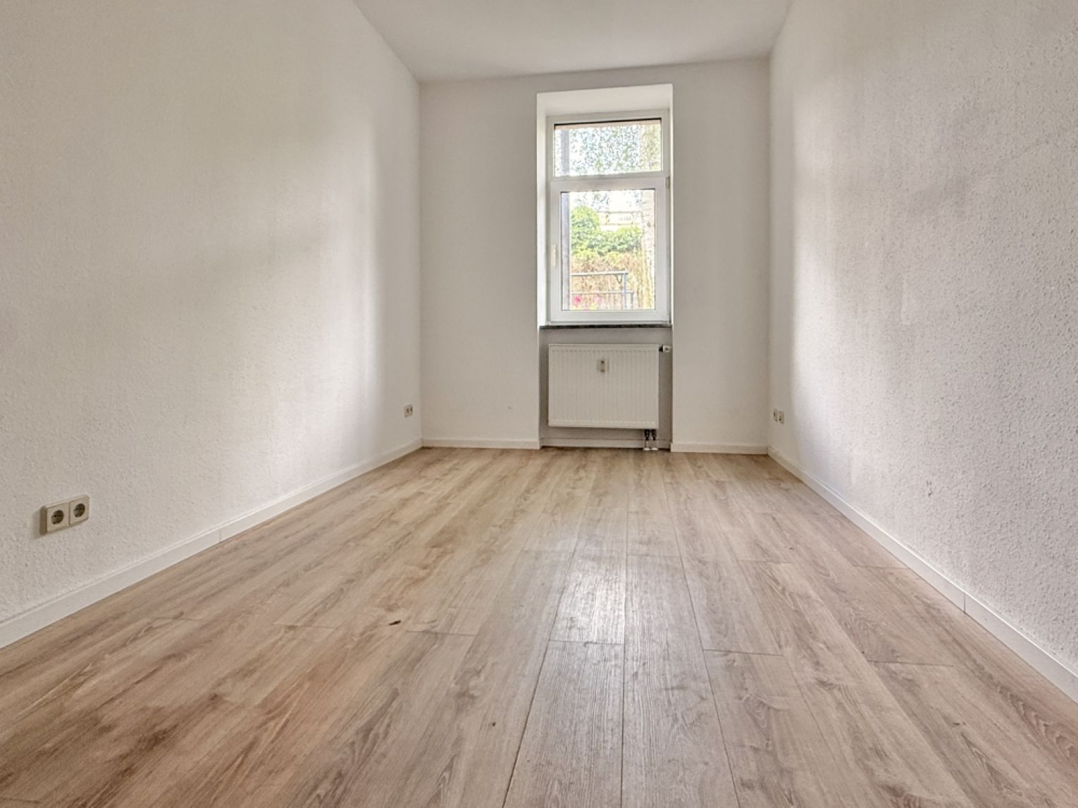 Kaßberg • 2 Raum Hochparterre • Wanne • Balkon • schickes Laminat • Wohnküche • TOP!