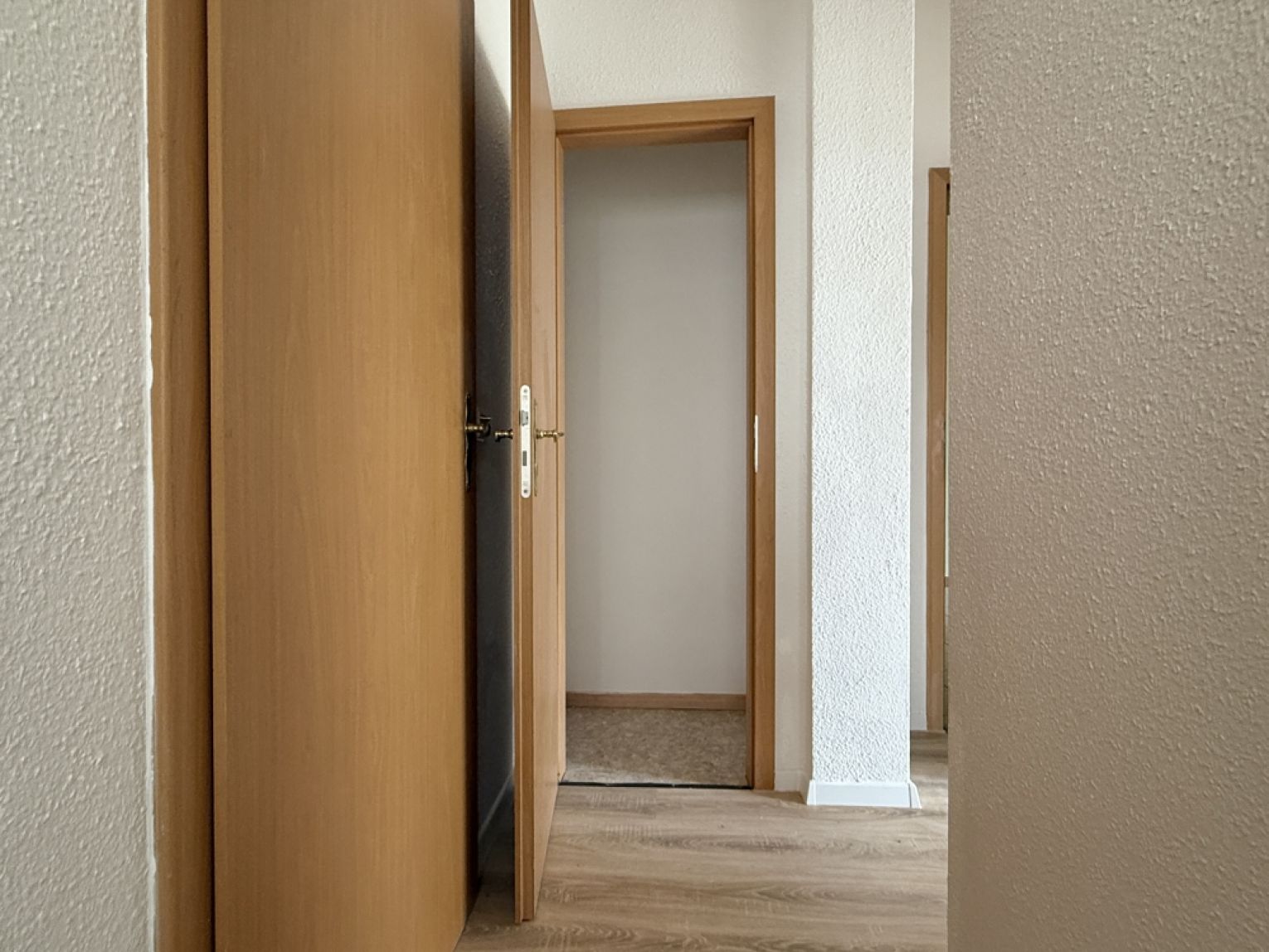 Einbauküche • Balkon • 3-Raum • modernes Laminat • praktischer Grundriss • Bad mit Wanne • zur Miete