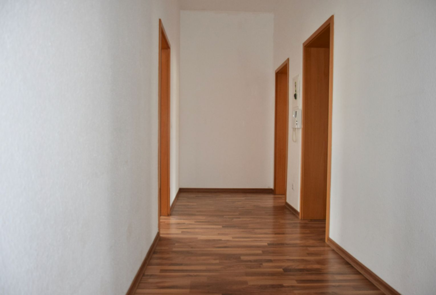 3-Raum • Balkon • offene Küche • Nussbaum-Laminat • Lift • barrierefrei • Wanne & Dusche • Sonnig