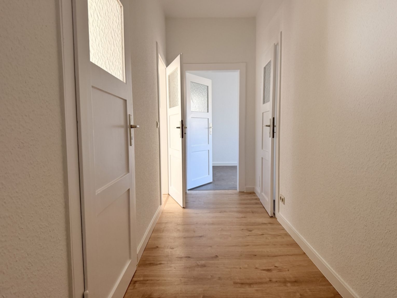 2 Zimmer • Balkon • Tageslichtbad mit Wanne • renoviert • Sonnig • Stellplatz • Besichtigungstermin