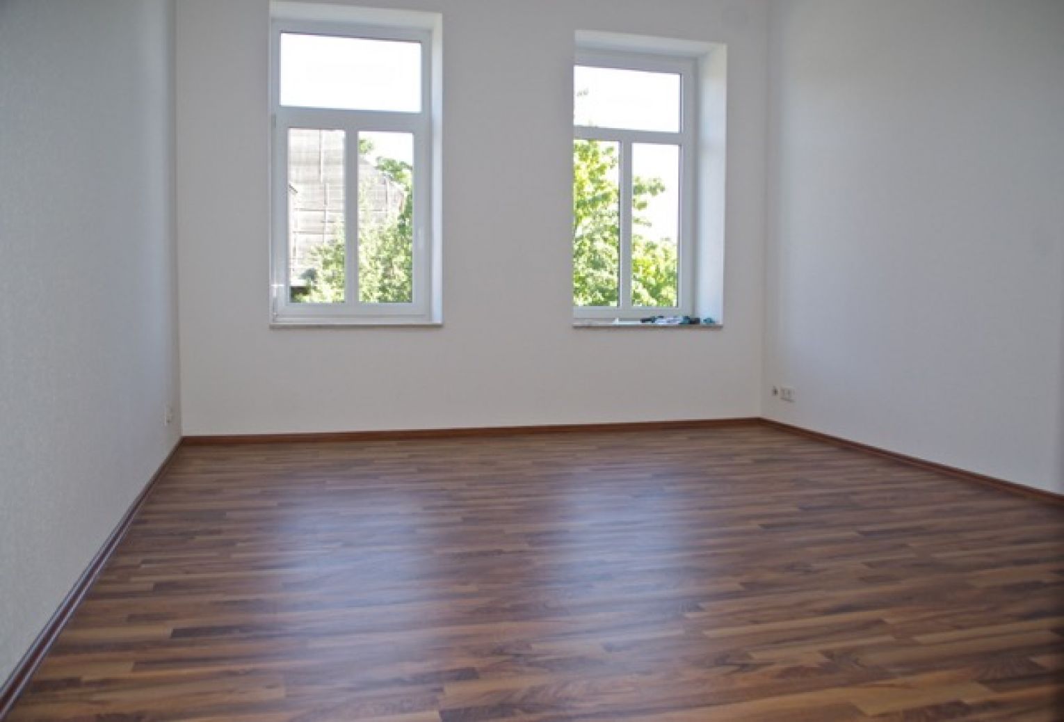 Balkon • 4-Raum • Fussbodenheizung • Bad mit Eckwanne • Stellplatz • Laminat • Wärmedämmung • TOP!