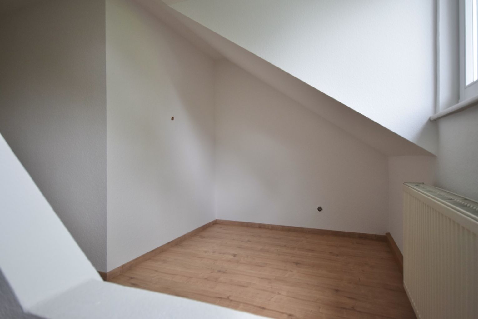 Dachgeschoss • Kaßberg • 2 Raum Apartment • Bad mit Dusche • neues Laminat • Einbauküche • Kaßberg