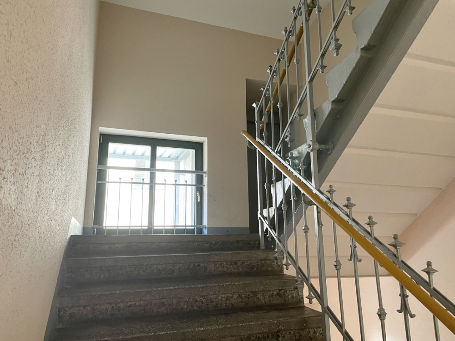 3-Raum • neue Einbauküche • TOP-Laminat • Hochparterre • Schloss-Chemnitz • ruhige Lage • Anschauen?