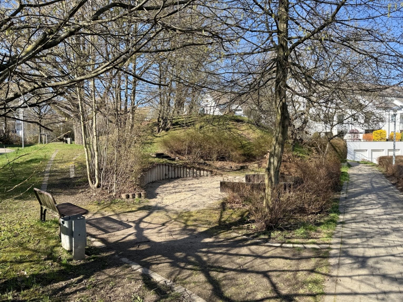 3-Raum-Erdgeschoss Wohnung • Aussenterrasse • Grüna • Tiefgarage • modernes Laminat • beliebte Lage