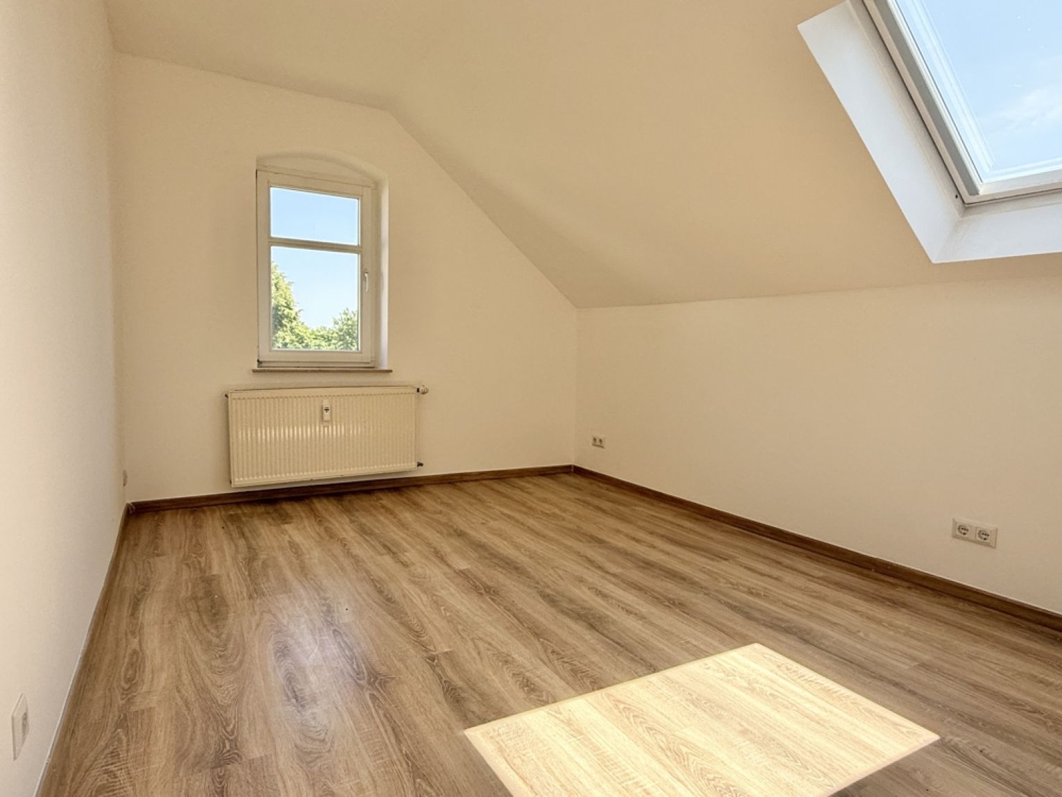 2 Raum • alles NEU • moderner Grundriss • Dachgeschoss • ruhige Lage • Stellplätze • mal anschauen ?