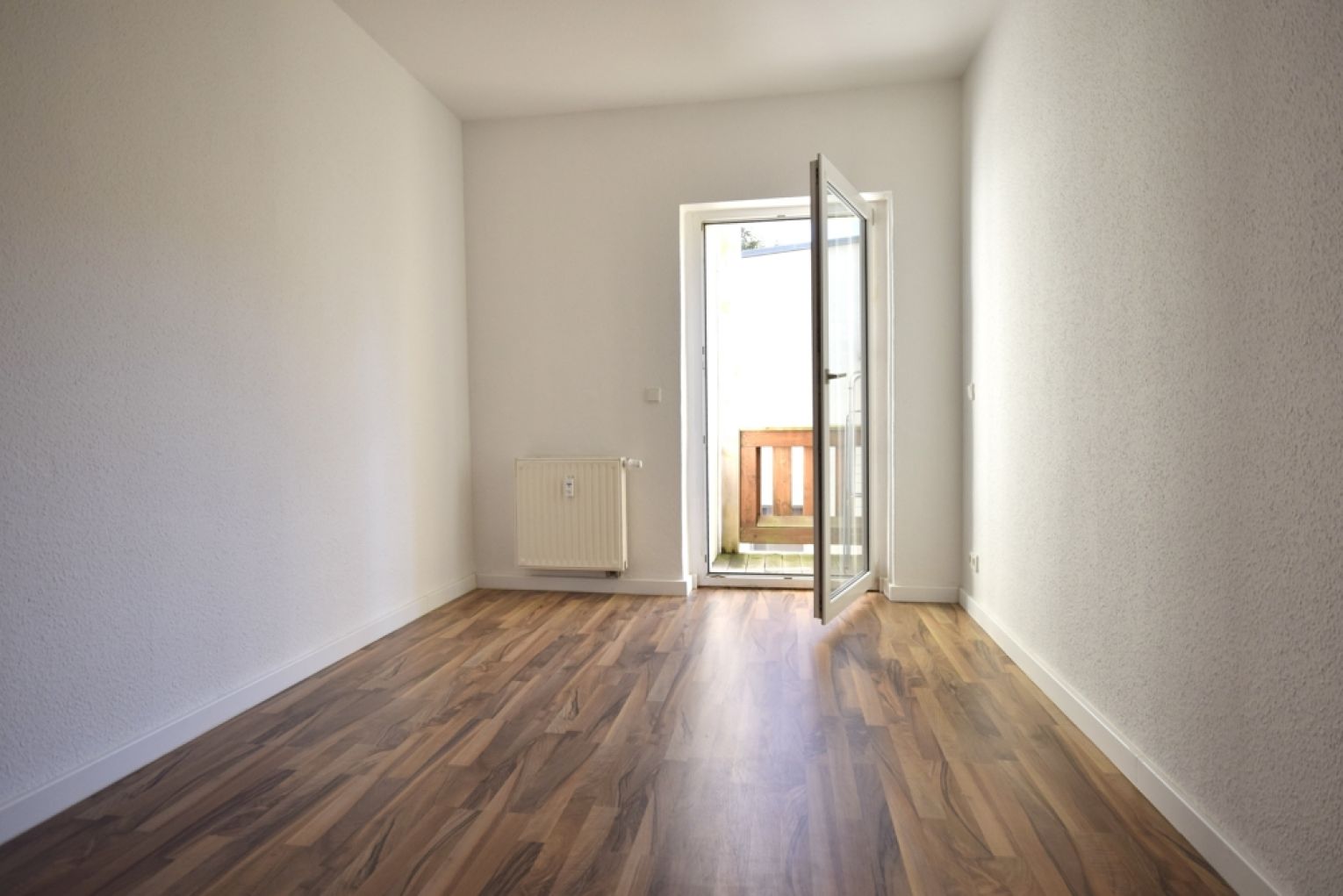 2 Zimmer • kleine Küche • Balkon • innenliegendes Bad mit Wanne • jetzt günstig MIETEN !