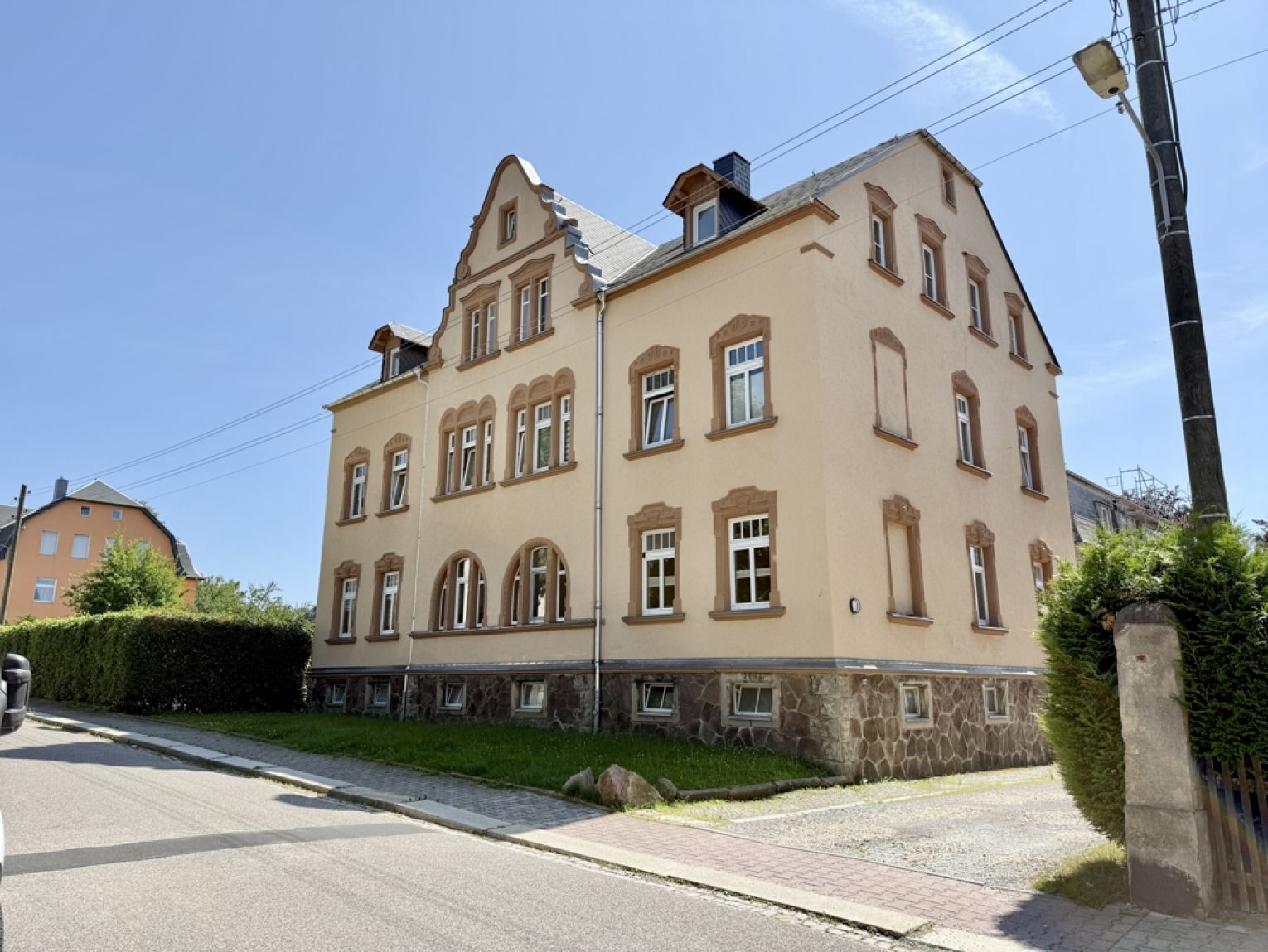 2 Raum • alles NEU • moderner Grundriss • Dachgeschoss • ruhige Lage • Stellplätze • mal anschauen ?