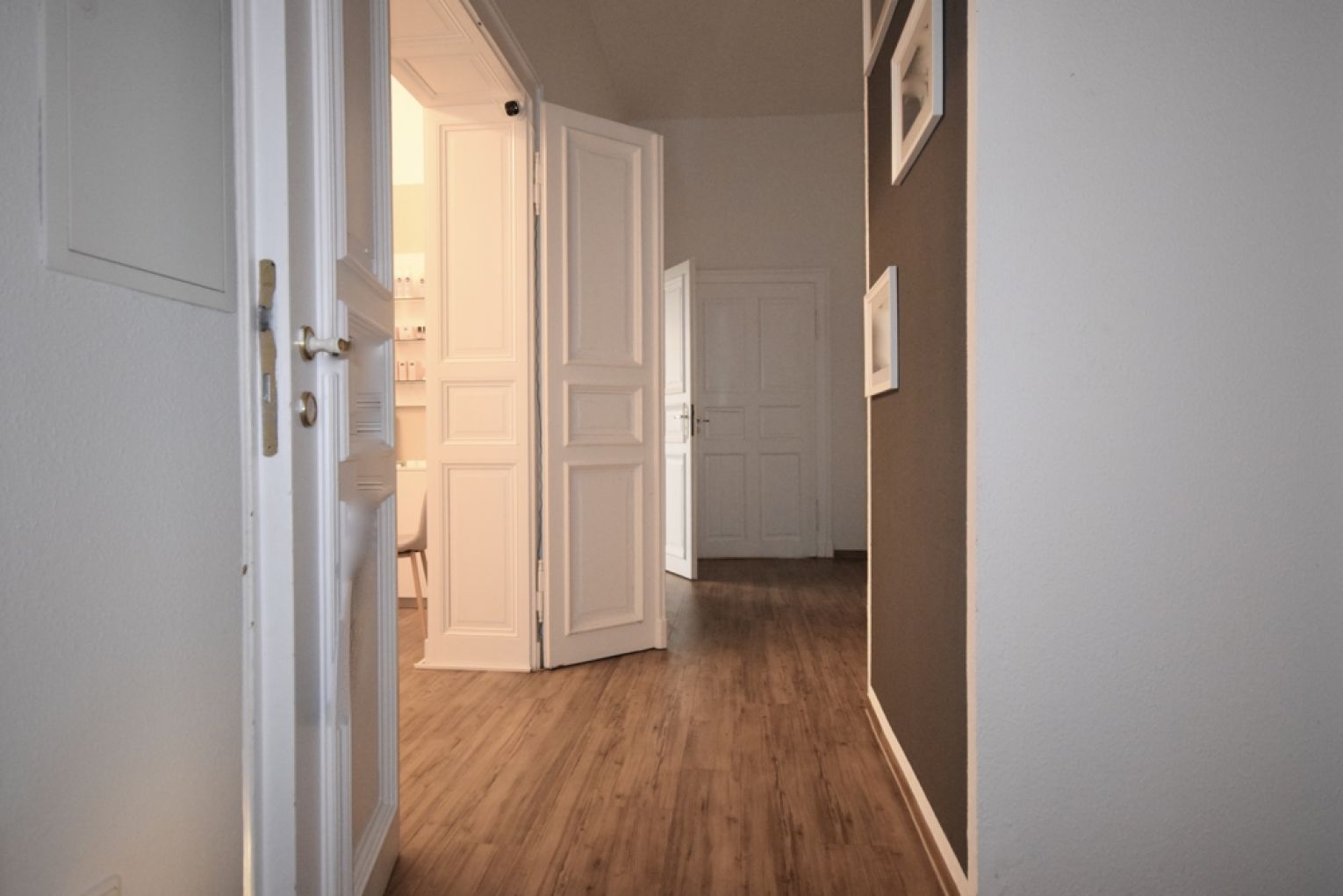 Tolles Ambiente • 5 Räume • Sanitäranlage mit Dusche • Stuck • Portaltüren • Kanzlei? • Büro?