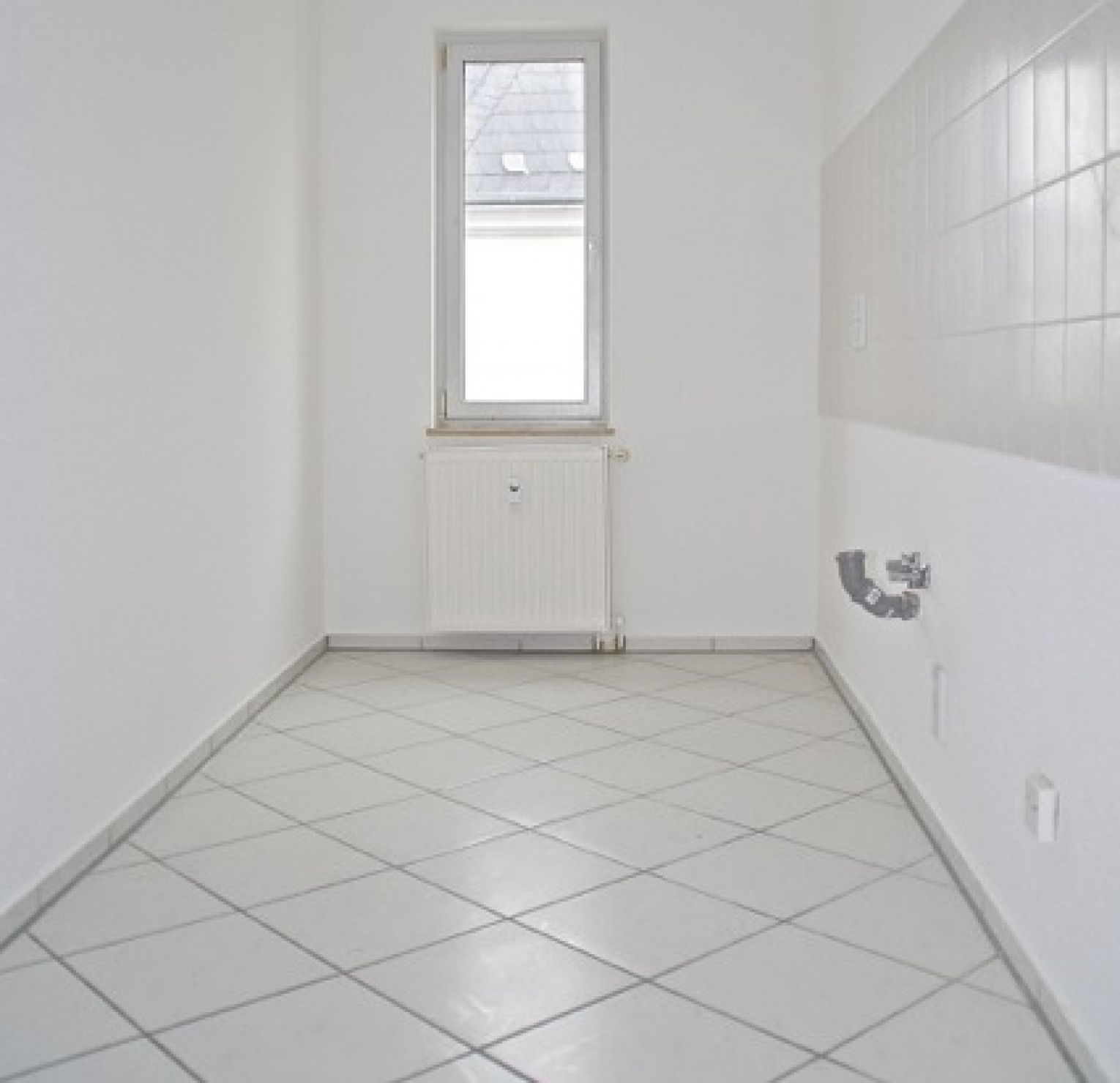 Ruhige Lage • Balkon • 3-Raum • Nussbaumlaminat • praktischer Grundriss • Bad mit Wanne • zur Miete