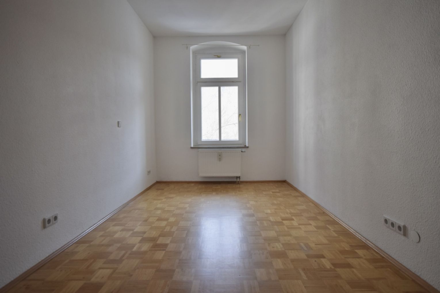 Top-Ausstattung • weiße Stiltüren • Parkett • Aufzug • Balkon • höherwertig saniert • anschauen!?