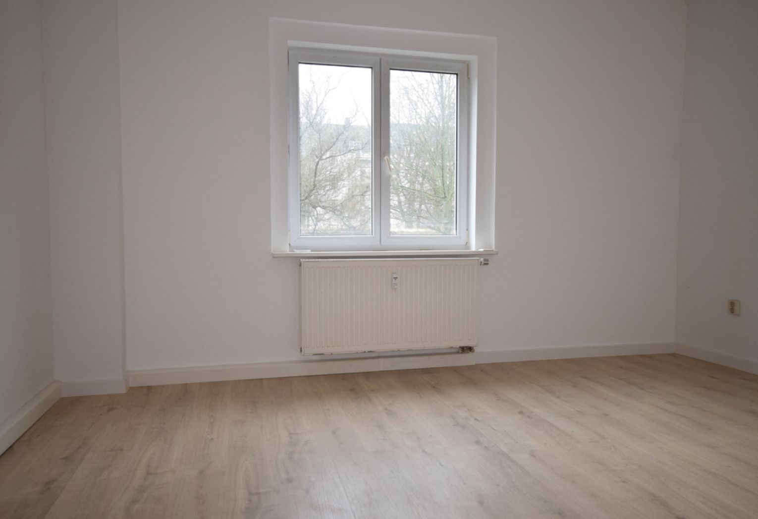 3 Zimmer • Balkon • Laminat • Tageslichtbad mit Wanne • Stellplatz • Tageslichtbad • jetzt mieten!?