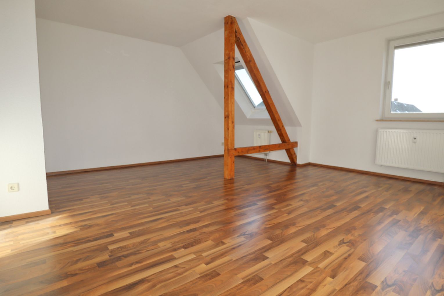 Traumhafter Ausblick • Tageslichtbad mit Wanne • 3-Raum • Laminat • Balkon • schnell sein!