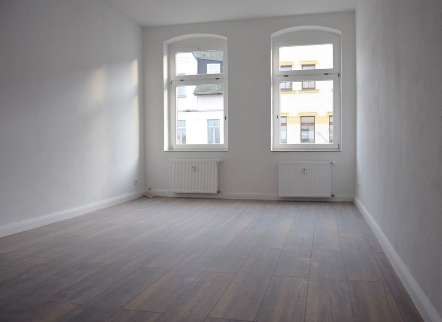 4-Raum • Bad mit Wanne & Dusche • schickes Laminat • weiße Stiltüren • Balkon • Lutherviertel • TOP!