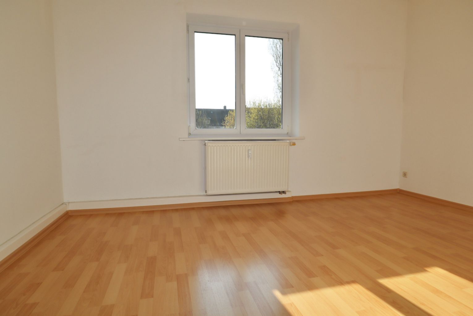 Kaßberg • 3-Zimmer • Sonnenbalkon • Tageslichtbad • Laminat • Einbauküche • Stellplatz • Anschauen!?