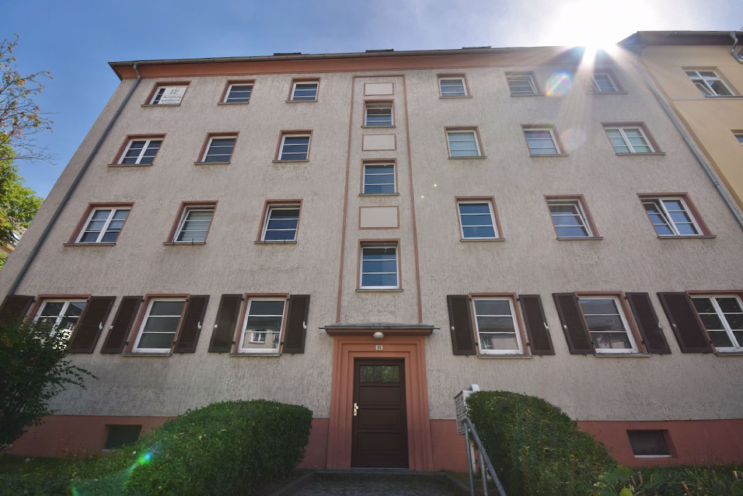 2-Raum Wohnung • Tageslichtbad mit Wanne • Einbauküche • Stellplatz • Kaßberg • Anschauen & Mieten