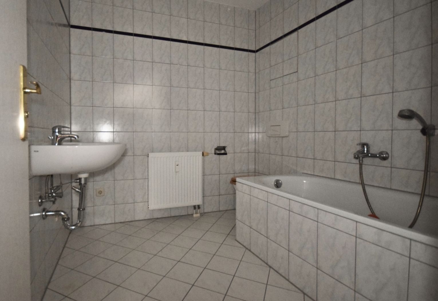 4-Raum-Wohnung • großer Balkon • 2 Bäder mit Wanne • neues Laminat • Zentrum • ruhige Lage