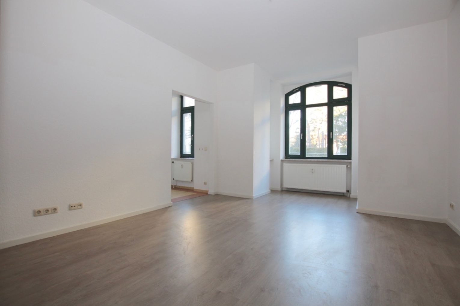Einbauküche • schickes Laminat • 2-Raum Wohnung • auf dem Kaßberg • jetzt anrufen