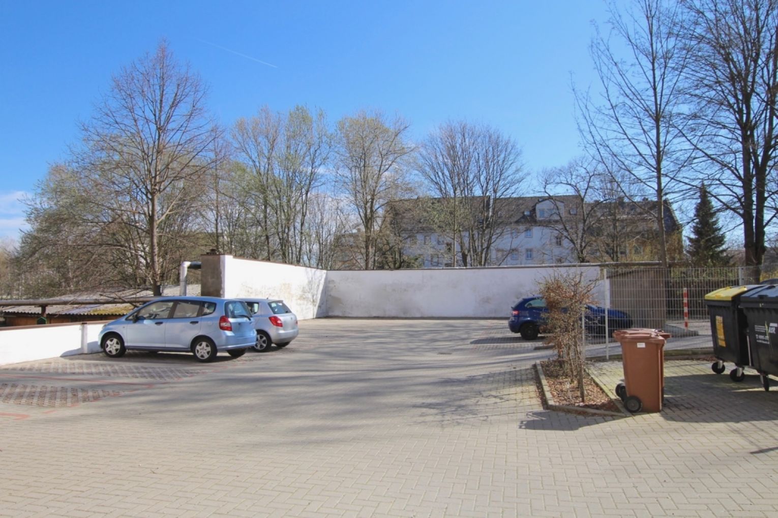 4 Zimmer • Fussbodenheizung • 2 Bäder • Balkon • schickes Laminat • Stellplatz • offene Küche • TOP!