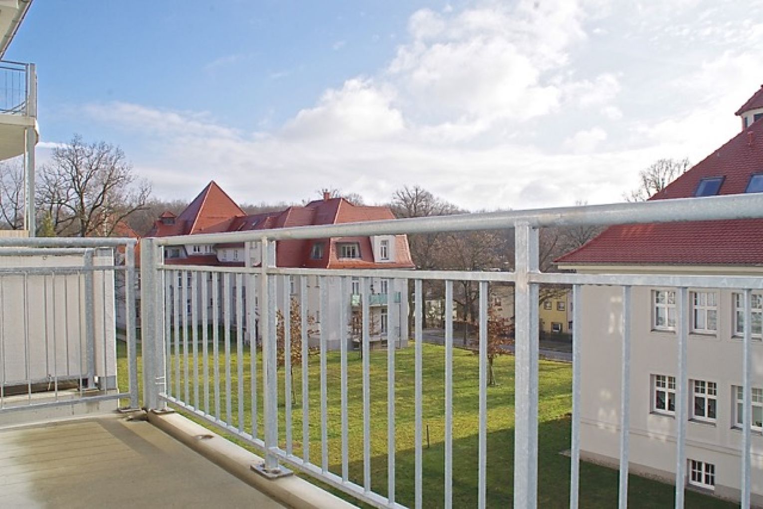 Ebersdorf • 2 Zimmer • Sonnenbalkon • Bad mit Wanne und Dusche • Stellplatz • Aufzug • TOP 