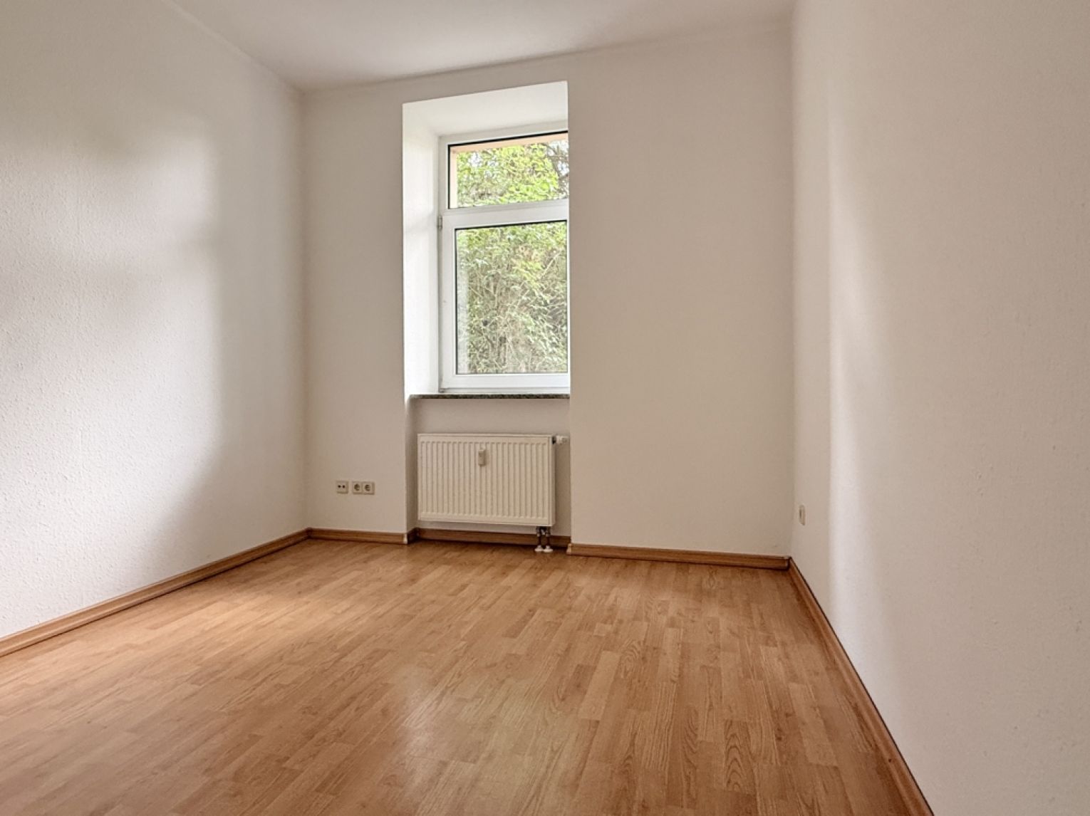 3-Zimmer-Hochparterre • Kassberg • Balkon • schickes Laminat • Bad mit Wanne •  • mal Anschauen !?