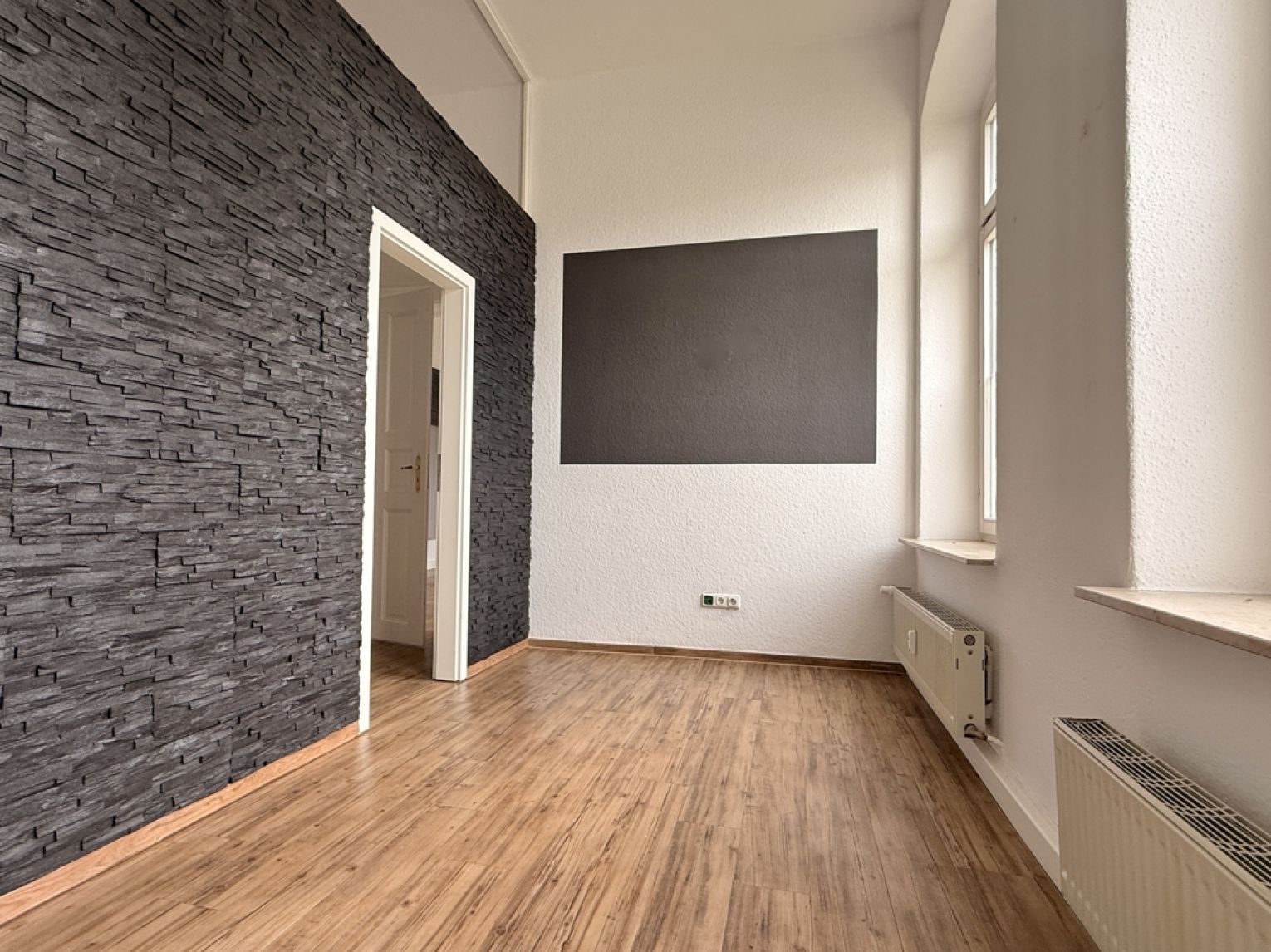 Tolles Ambiente • 5 Räume • Sanitäranlage mit Dusche • Stuck • Portaltüren • Kanzlei? • Büro?