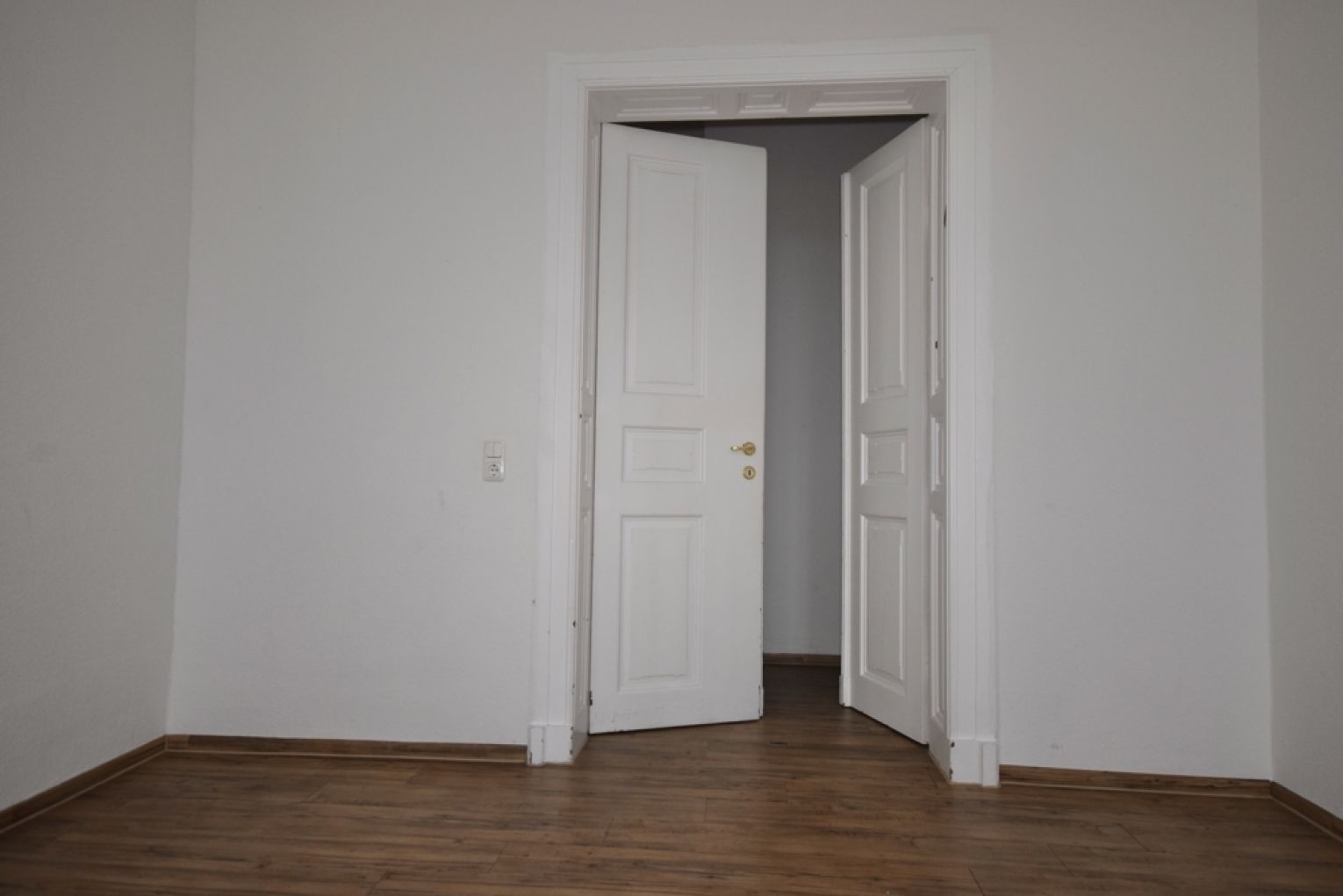 Eindrucksvolle große Räume • Sanitäranlage mit Wanne & Dusche • Laminat • Teeküche • jetzt Mieten