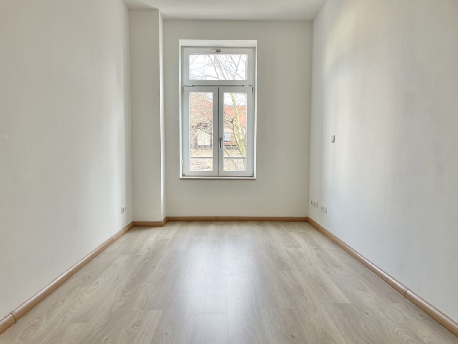 3 Zimmer • modernes Bad mit Wanne und Dusche • Laminat • tolle Ausstattung • stilvolles Haus • Miete